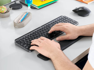 Logitech K800 : un clavier sans fil à rétroéclairage intelligent